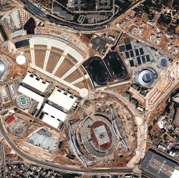 Veduta aerea dell’OAKA Olympic Sports Hall. Situata nel distretto di Maroussi, la principale struttura ospitante dei Giochi 2004 ha subito un restyling ad opera dell’architetto Calatrava.